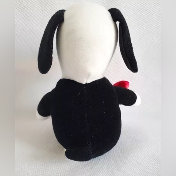 TUXEDO SNOOPY VALENTINE Heart Whitman's Chocolate Peanuts Plush Puppy Dog Gift - Picture 2 of 2
